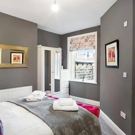 The Olive - 3 Bedroom - Free Parking *