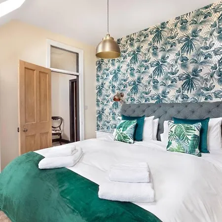 The Olive - 3 Bedroom - Free Parking