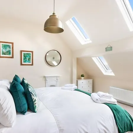 The Olive - 3 Bedroom - Free Parking *